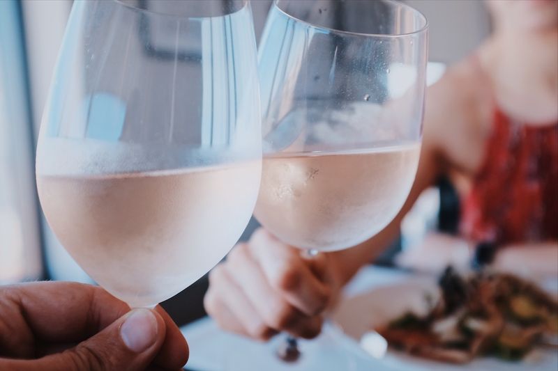 ¿Cómo servir el vino? 7 consejos para hacerlo de manera correcta